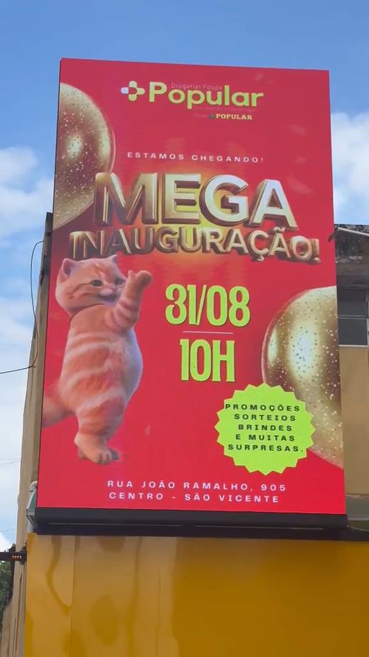 Painel do Centro de São Vicente com anúncio de rede de farmácia