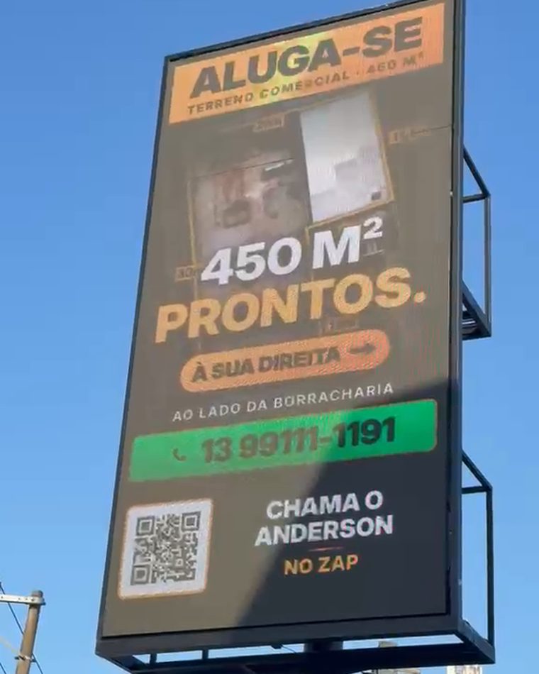 Torre de LED vertical na Av. Ministro Marcos Freire, Praia Grande, durante o dia